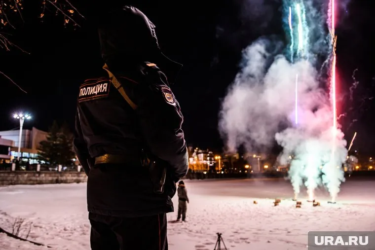 Очевидцы записали видео ярких взрывов на детской площадке