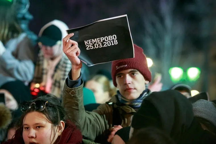 Акция памяти погибших при пожаре в Кемерове в ТЦ "Зимняя вишня". Тверская улица, Москва, плакаты, трагедия в кемерове