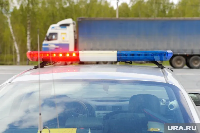 В Челябинске водитель фуры врезался в стоящую легковушку