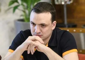 Уральского депутата, устроившего стрельбу во дворе дома, вызвали на допрос