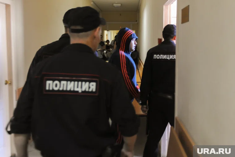 Суд оправдал адвокатов, признавшихся в даче взятке следователю Александру Козлову (в центре)