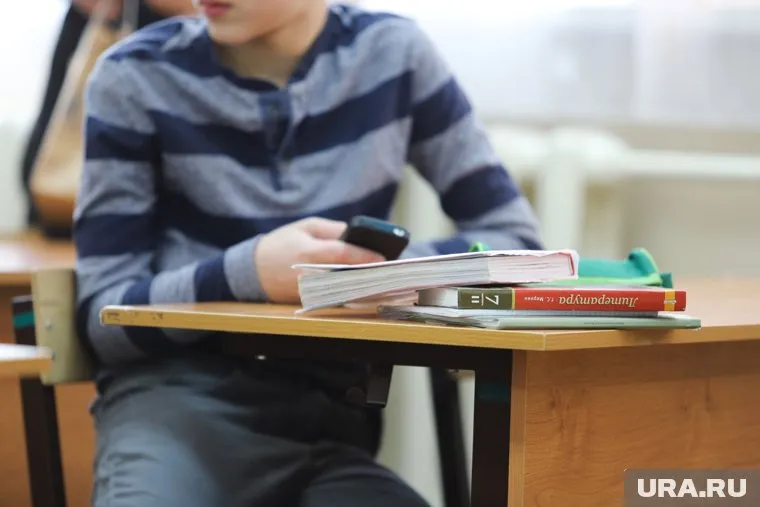 Школьник распылил баллончик в туалете