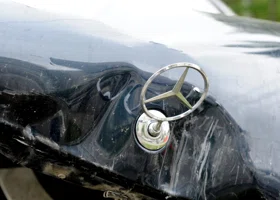 На трассе Тюмень — Омск водитель Mercedes погиб после столкновения с фурой