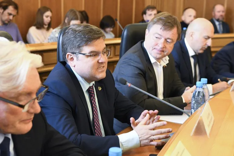 Заседание гордумы, обсуждение протестов в сквере около драмтеатра. Екатеринбург