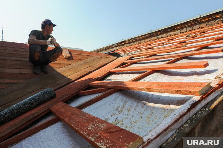 В доме отремонтирована кровля в местах, где она протекает (архивное фото)