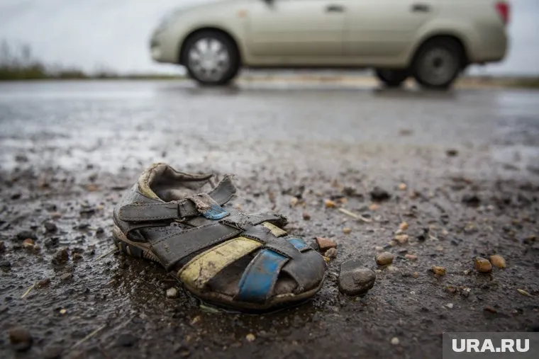 Мальчик выбежал на дорогу и ударился об колесо проезжающего мимо автомобиля