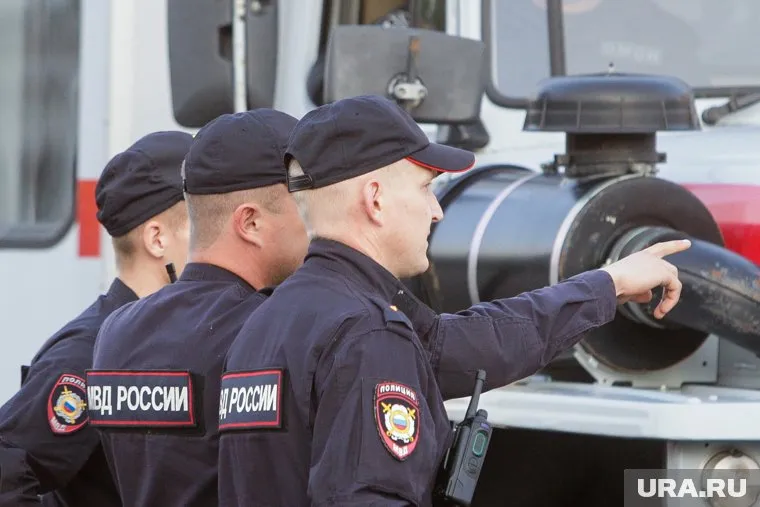 Сотрудники МВД России обязаны находиться на рабочих местах при оружии, передает Baza