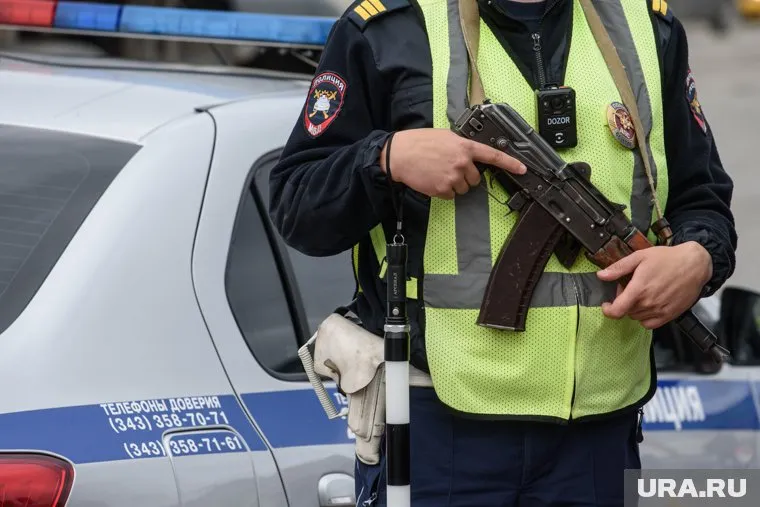 Полицейские пришли проголосовать с оружием (фото из архива)