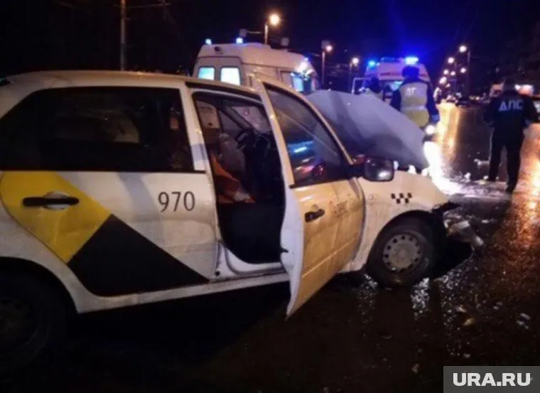 Сотрудники Госавтоинспекции устанавливают причины и обстоятельства произошедшего