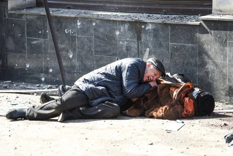 Последствия обстрела центра Донецка ракетой Точка-У, выпущенной ВС Украины. Донецк, ДНР