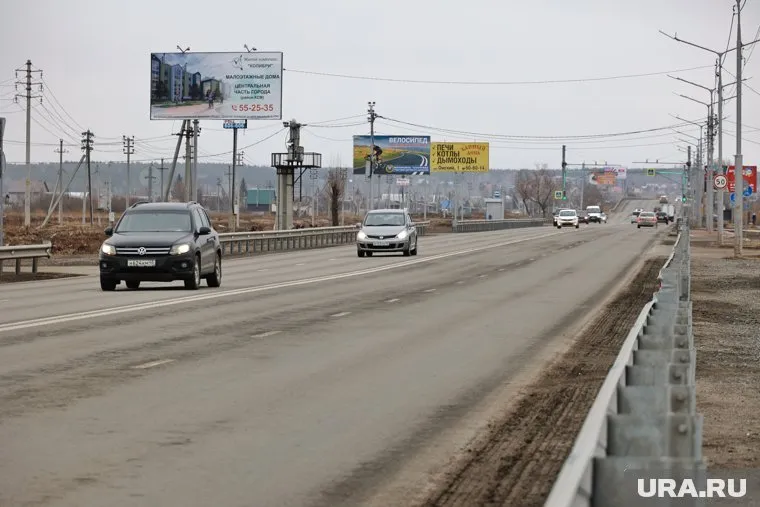 В Кургане на шоссе Тюнина снимают ограждения