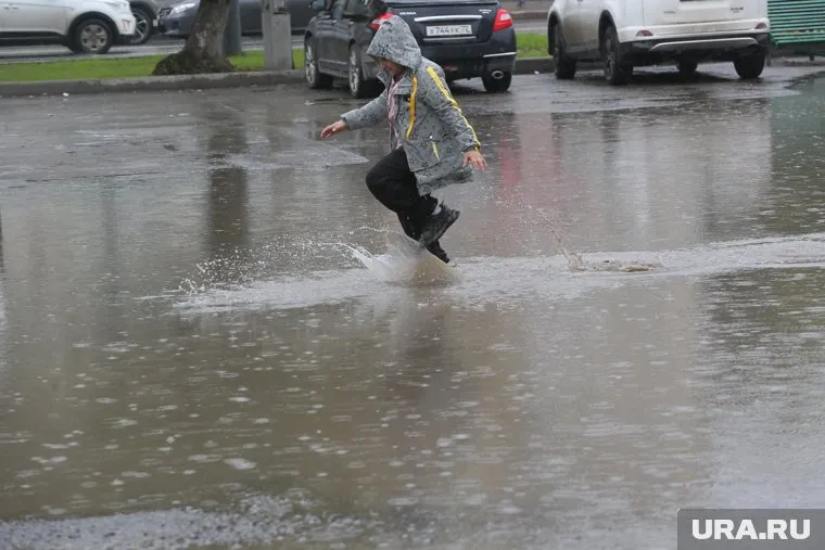 Тротуары на улице Пионерской в Нижневартовске затопило