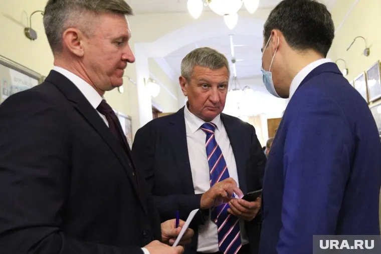Сенатор от Курганской области Сергей Муратов (в середине) может возглавить отделение «Единой России»