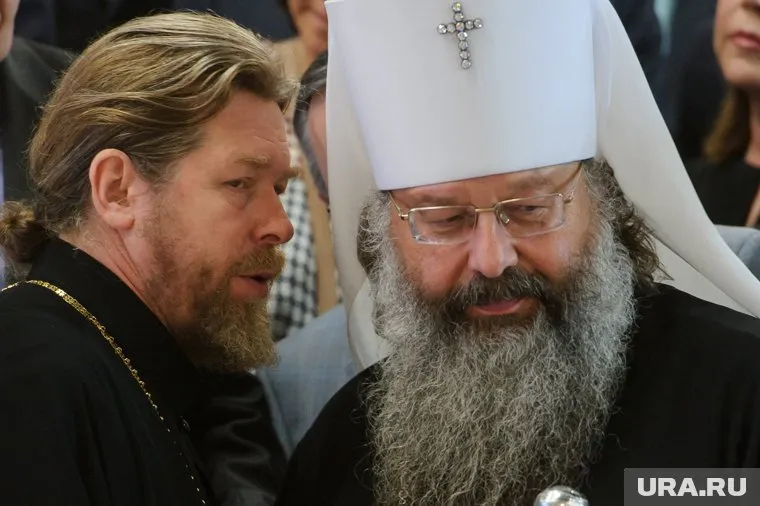 Известный священник Тихон Шевкунов (слева) мог стать сменщиком митрополита Кирилла (справа), считают источники