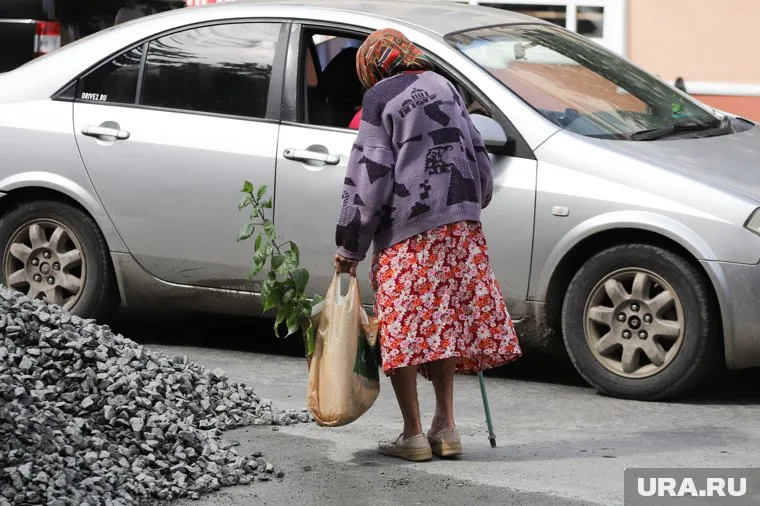Молодые люди жалуются в соцсети на больную бабушку