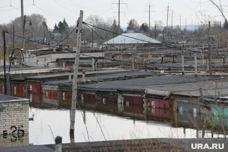 Гаражи на территории промбазы ушли под воду вместе с транспортом 