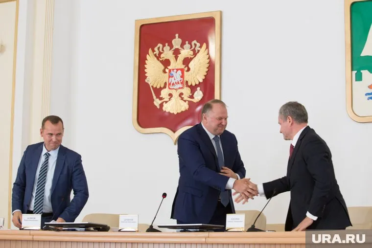 Нового губернатора Вадима Шумкова (слева) представил Николай Цуканов (в центре)