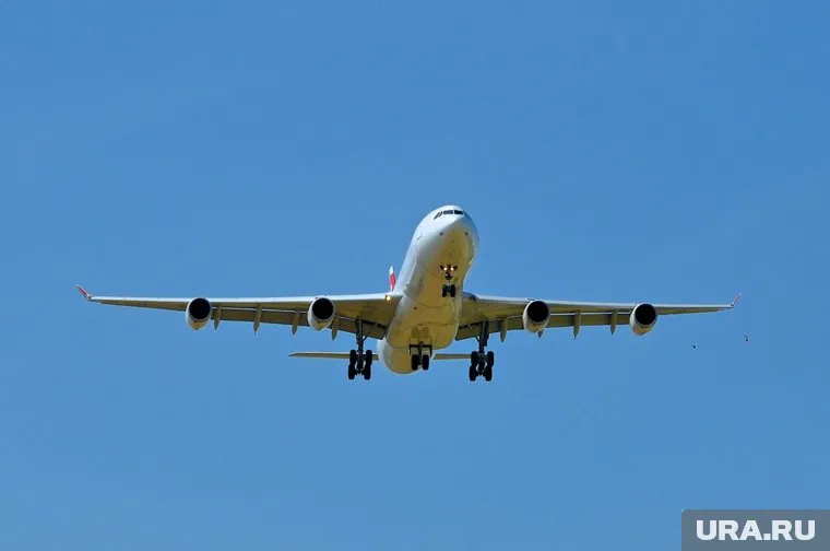 Пилоты аварийно посадили самолет вскоре после вылета