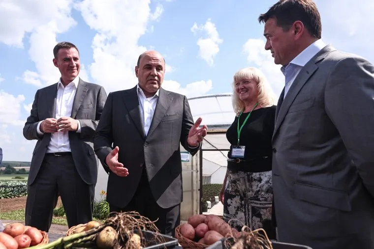 Михаил Мишустин во время посещения агрокомплекса в Кашире. Москва