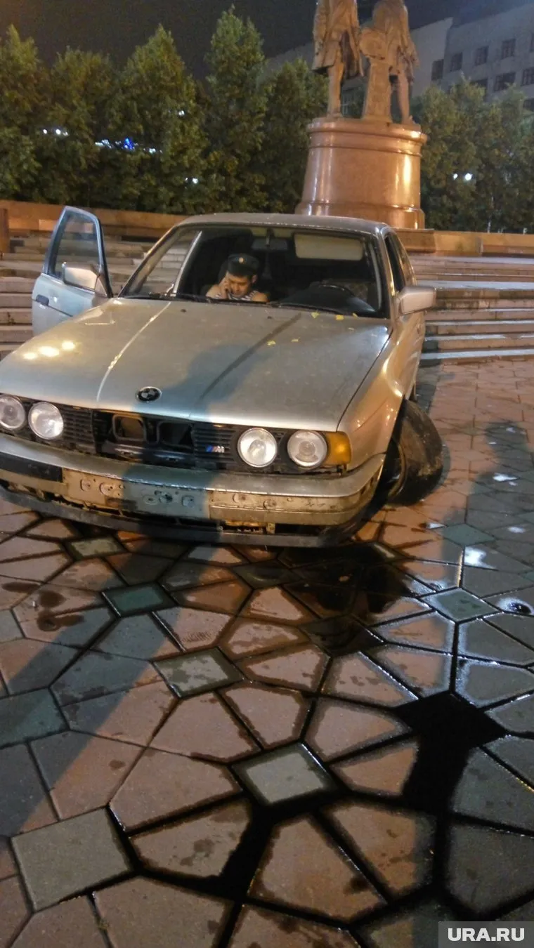 Машина остановилась лишь на ступенях у памятника