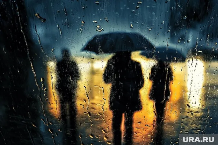 В Балашихе бушует непогода, бетонный забор упал на припаркованные авто