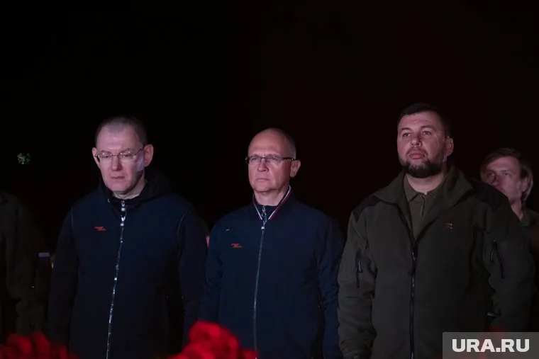 Сергей Кириенко (в центре) посетил Донбасс
