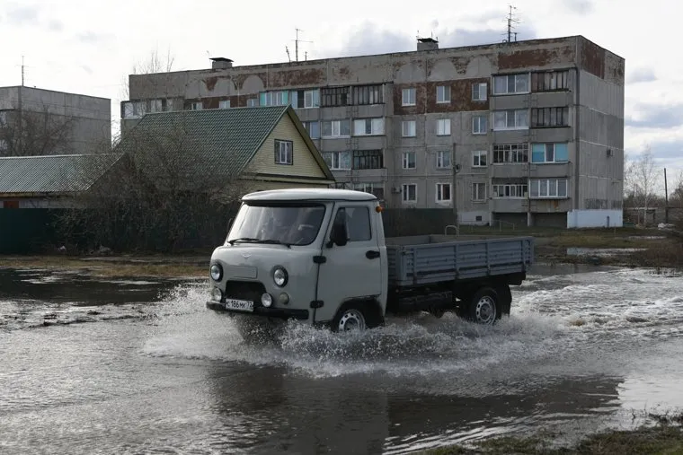 Затопленный из-за паводка микрорайон Тополя в Кургане. Курган