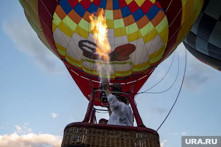 В Бразилии в небе загорелся воздушный шар с десятками людей на борту (архивное фото)