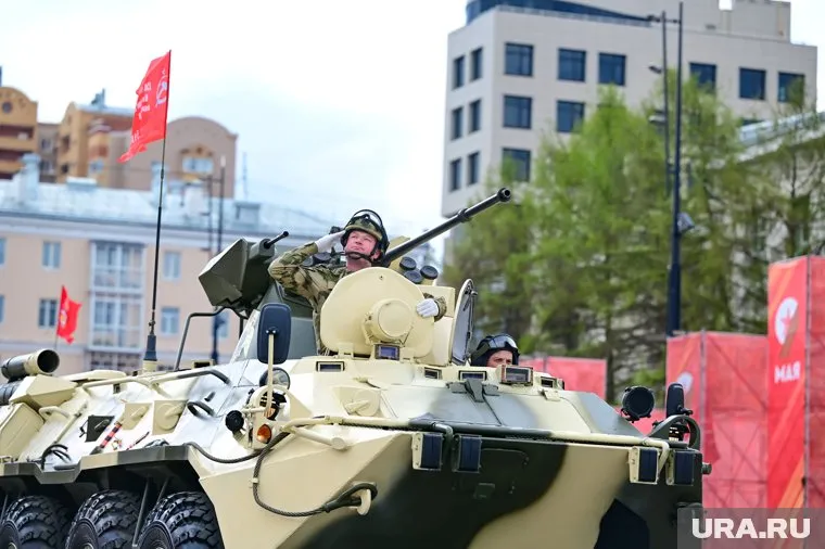 Военная техника прошла по Октябрьской площади
