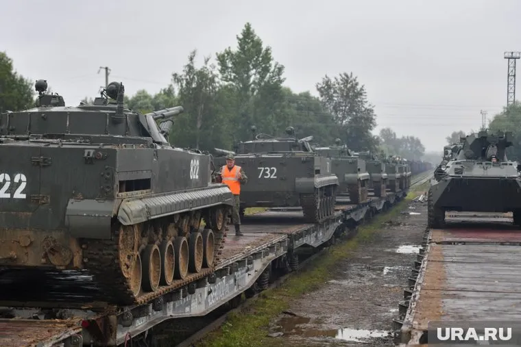 Колонна военной техники движется по трассе М-4 Дон (архивное фото)