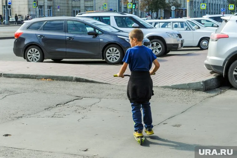 Ребенок катался на самокате во дворе