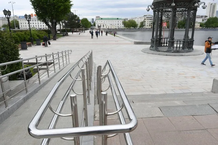 Сколы на новой плитке на Плотинке. Екатеринбург, пешеходная зона, плитка, плотинка