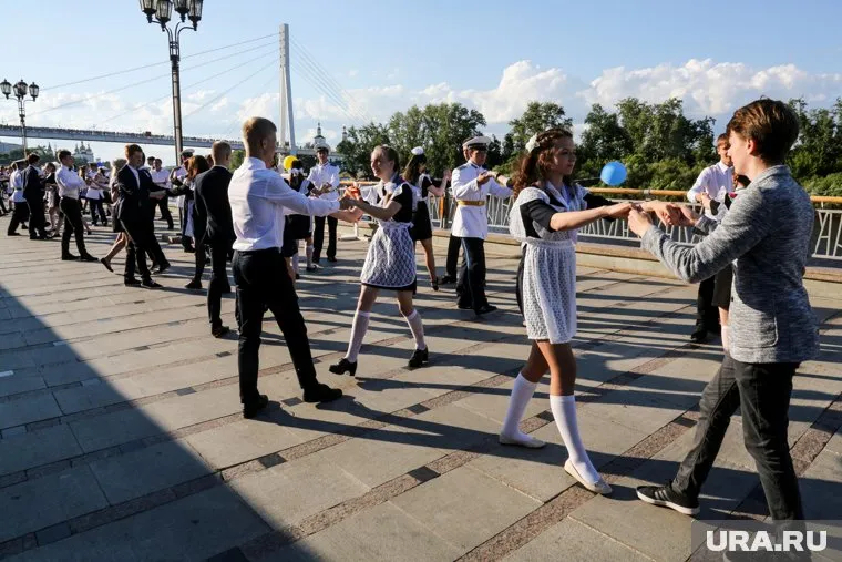Вальс на набережной проходит в Тюмени ежегодно