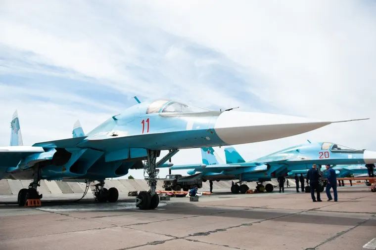 Летно-тактические учения многофункционального истребителя-бомбандировщика СУ-34 на аэродроме Шагол. Челябинск