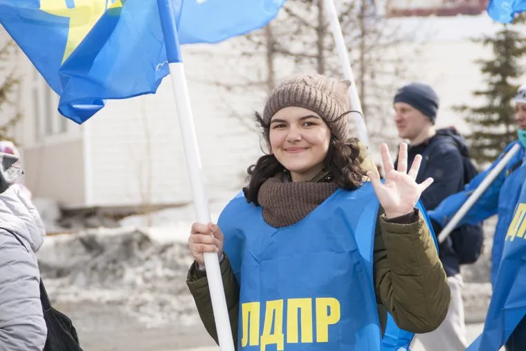Первомайский митинг. Салехард, девушка, приветствие, митинг, лдпр
