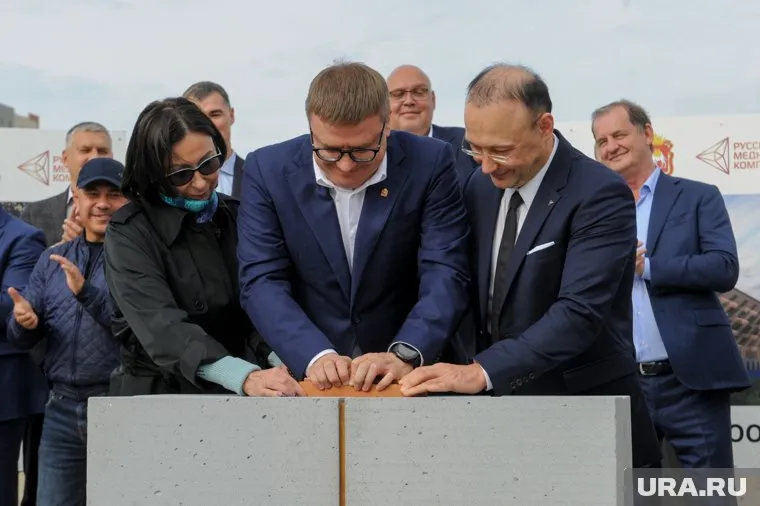 Символический первый камень: в церемонии участвуют мэр Челябинска Наталья Котова, губернатор Алексей Текслер и руководитель РМК Игорь Алтушкин (справа)