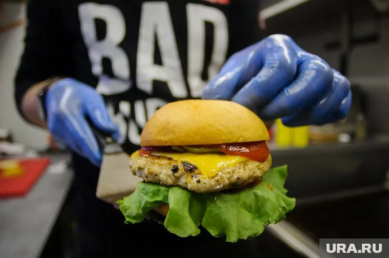 В меню заведения — бургеры, картофель фри, наггетсы, куриные крылышки и напитки