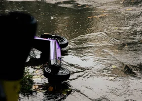 В Кургане компания выплатит миллион ребенку, который из-за люка упал с самоката