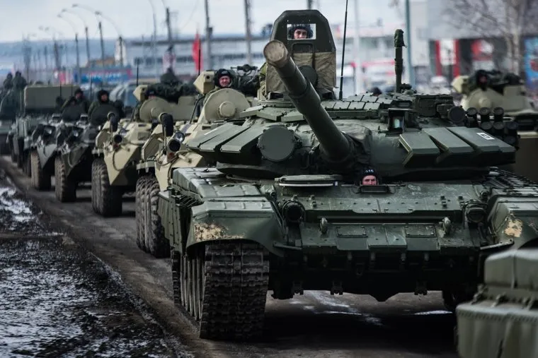 Первая официальная репетиция парада на улице Новосибирская 2-ая. Екатеринбург, военная техника, т-72, танк