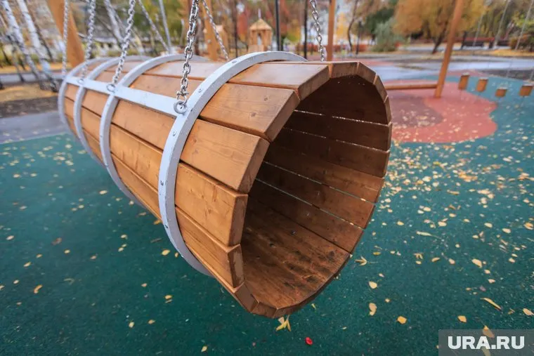 Ребенок упал с игрового комплекса на песок и получил перелом