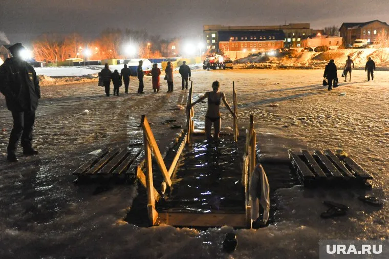 Вблизи купелей для безопасности дежурят сотрудники экстренных служб