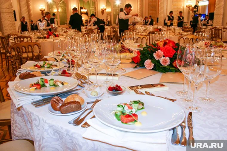 Обслуживали гостей 105 официантов и барменов