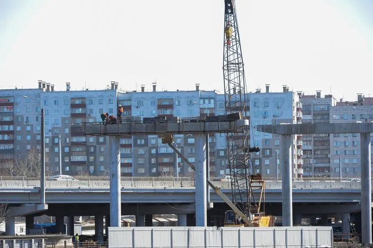 Обход Борисом Дубровским мест строительства конгресс-холла к саммитам ШОС и БРИКС на набережной реки Миасс возле цирка. Челябинск