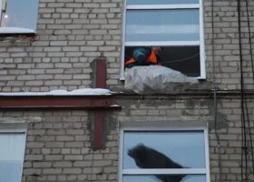 Курганцы жалуются на соседей, которые собрали в квартире горы мусора
