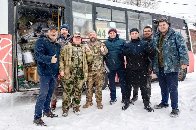Елена Шкляева (Мамлена) и волонтеры "Русского мира" за погрузкой гуманитарной помощи в зону СВО. Пермь