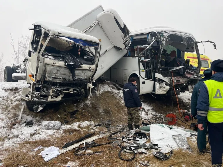 Сотрудники ГАИ изучают обстоятельства аварии