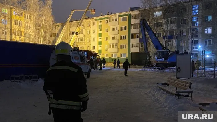 В окнах соседнего дома уже горит свет