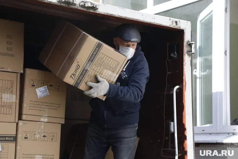 В больницы области привезли защитные маски и костюмы