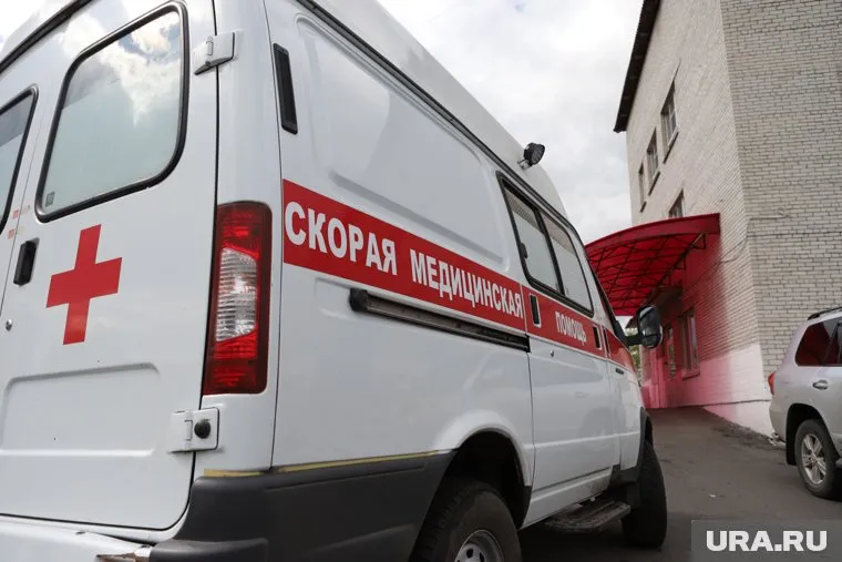 Курганские медики оставили мужчину лежать под крыльцом