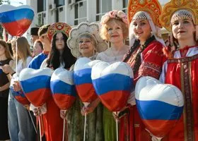 Триколор объединяет города: как в России отметили День Государственного флага